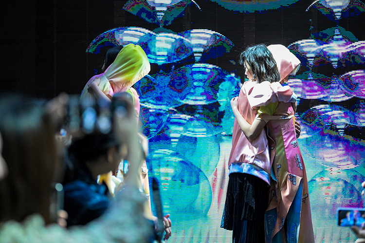 1592555901760709.jpg 8拥抱.jpg